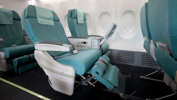 In kleineren Maschinen wie der Boeing 737 sind die Sitze 53 Zentimeter breit. Sie haben gepolsterte Ablageflächen für die Beine und Fußstützen – lassen sich aber nicht vollkommen nach unten klappen.