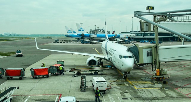 Boeing 737 von El Al am Flughafen Amsterdam: Der Zoll kontrolliert Reisende auf Waren aus von Israel besetzten gebieten.