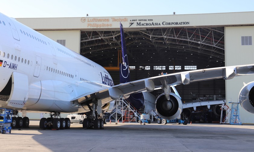 Zwei Airbus A380 von Lufthansa bei Lufthansa Technik Philippines zum Zwölf-Jahres-Check: die D-AIMH und die D-AIMC.