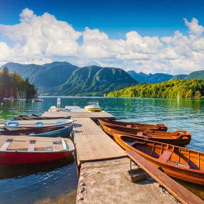 Bohinji See an einem sonnigen Morgen