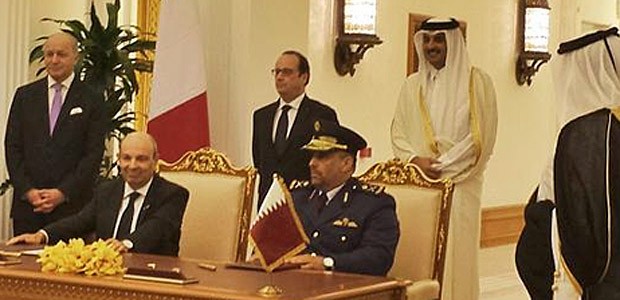 Präsident François Hollande bei der Unterzeichnung des Vertrages: Gut für Frankreichs Industrie.