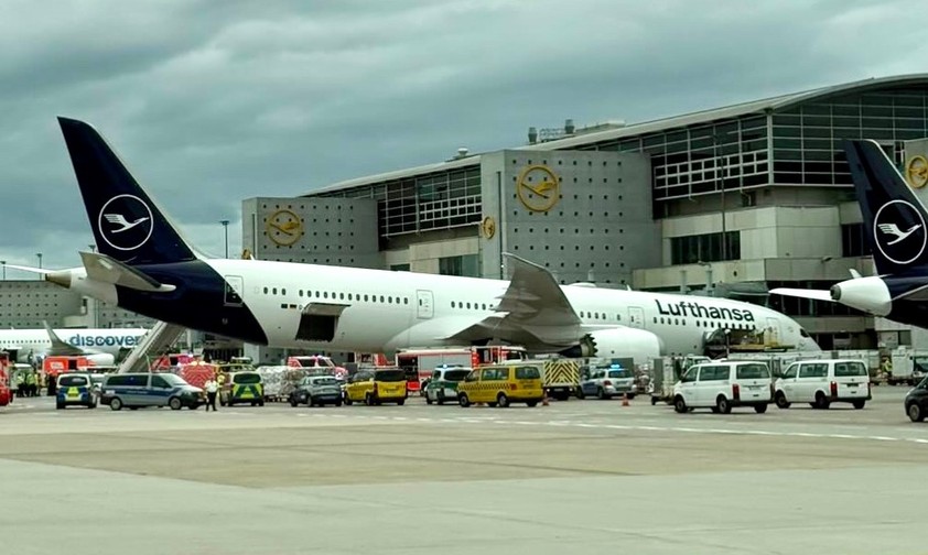 Gestürzte Boeing 787: Das Heck ragt in den Himmel.