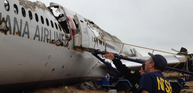 Mitarbeiter des NTSB untersuchen das Wrack: Die Boeing 777 wurde total zerstört.