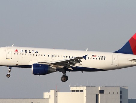 Airbus A319 von Delta Air Lines bei der Landung: Wurde von einem Feuerwerkskörper getroffen.
