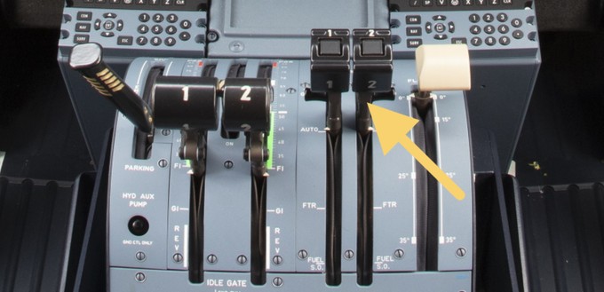 Bei Propellerflugzeugen kommen weitere Hebel hinzu. Im hier zu sehenden ATR-72-Cockpit verstellt man mit den klassischen Schubhebeln den Winkel der Rotorblätter, während man mit den zusätzlichen RPM-Control-Hebeln (Pfeil) die Maximaldrehzahl einstellt. Am weißen Griff rechts werden die Landeklappen bedient.