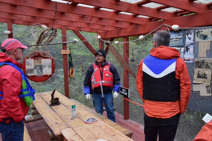 Tommy Taylor erzählt in einer Hütte im Yukon River