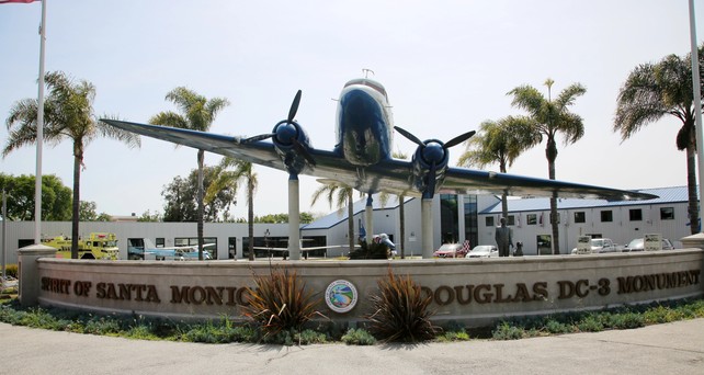 santa monica douglas dc 3 monument