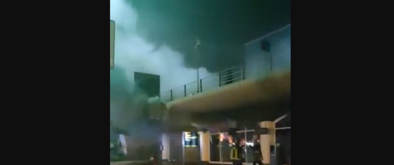 Rauch dringt aus dem Terminal: Ein Brand setzte dem Aeroporto di Catania zu.