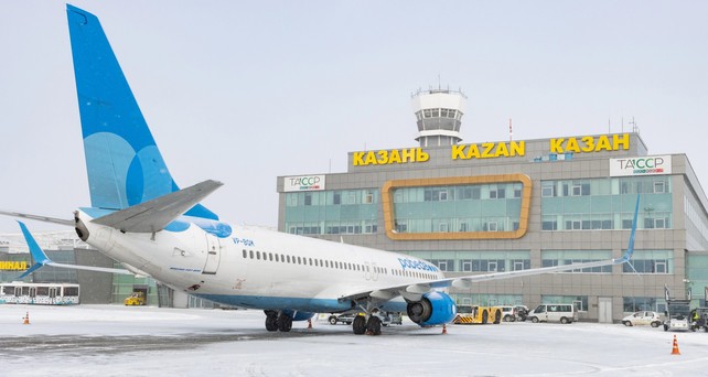 Boeing 737 von Pobeda am Flughafen Kazan: Ein Mexikaner sitzt seit Tagen am Airport fest.