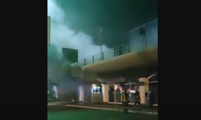Rauch dringt aus dem Terminal: Ein Brand setzte dem Aeroporto di Catania zu.