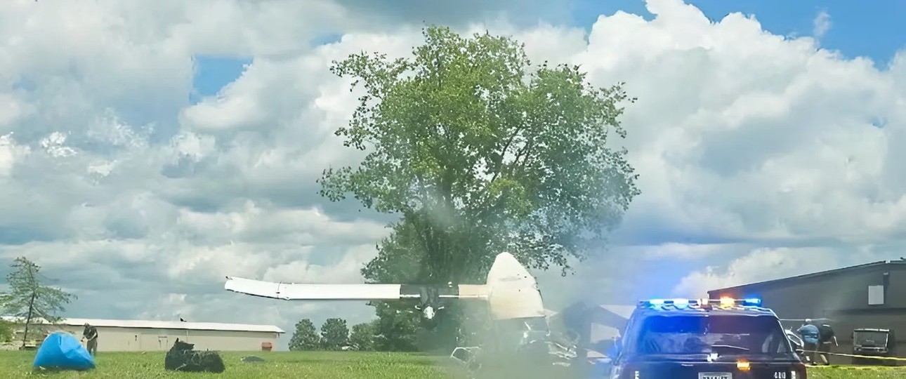 Die Twin Otter liegt im Gras des Tullahoma Regional Airport: Nur Verletzte, keine Toten.