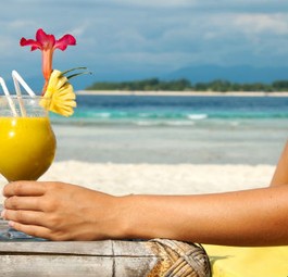 Drink im Urlaub: Der Genuss läßt sich mit ein paar Kniffen um ein paar Stunden im Flugzeug verlängern.