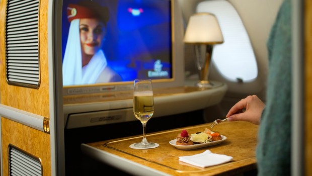 Emirates serviert Dom Pérignon in der ersten Klasse. Die Business-Class-Passagiere dürfen sich über Moët & Chandon freuen.