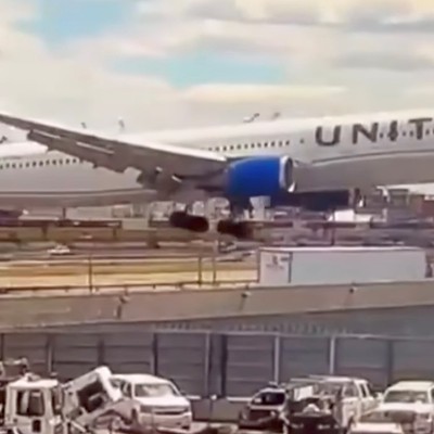 Der Moment vor der Berührung: Die Boeing 767 von United fliegt extrem niedrig an.