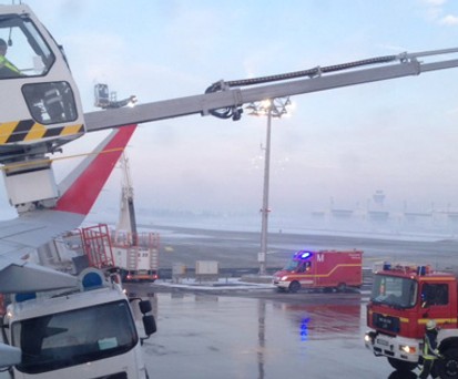 Bild eines Passagiers: Die Enteiser gerieten in Schieflage.