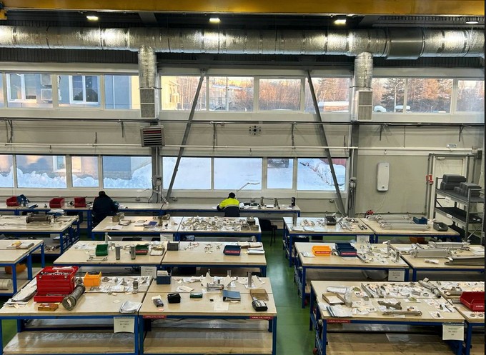 Ural Airlines zeugt die ausgebauten und wieder aufgewerteten Flugzeugteile.