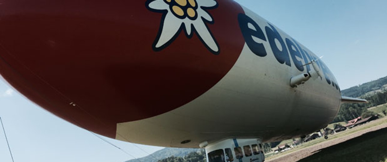 Der Schweizer Ferienflieger Edelweiss Air feiert sein 20-jähriges Jubiläum. Dafür mietet er diesen Sommer einen Zeppelin. Am Steuer sitzt oft Pilot Lars Pentzek. Er ist einer von rund zehn Luftschiff-Kapitänen weltweit.