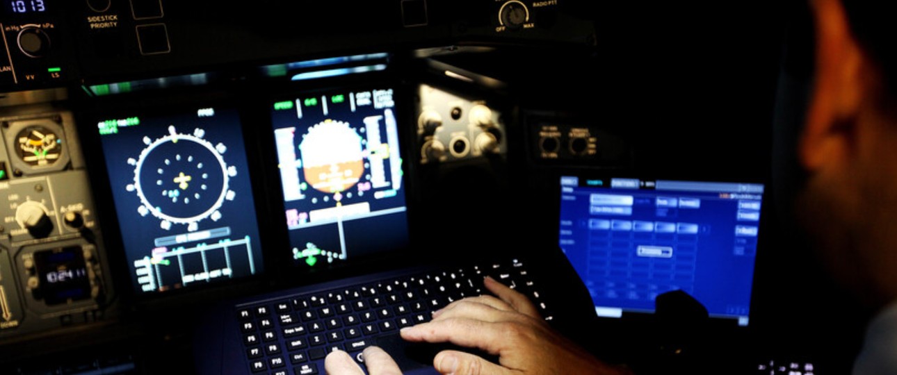 Pilot im Cockpit von British Airways: Fotos während der Arbeit nicht mehr erlaubt.