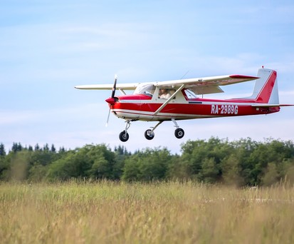 Eine Cessna 150: Das Kleinflugzeug im Flug.
