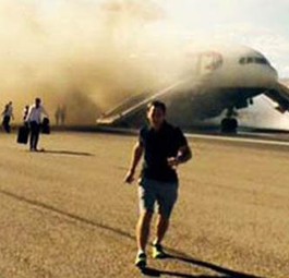 Passagiere verlassen die Boeing 777 von British Airways: Viele nahmen ihr Gepäck mit.