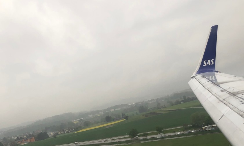 Flugbegleiterin singt für ihre Passagiere