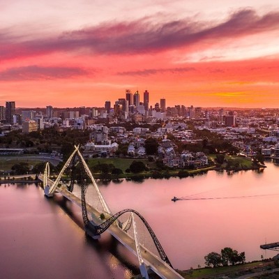 Der Swan River in Perth bei Sonnenuntergang