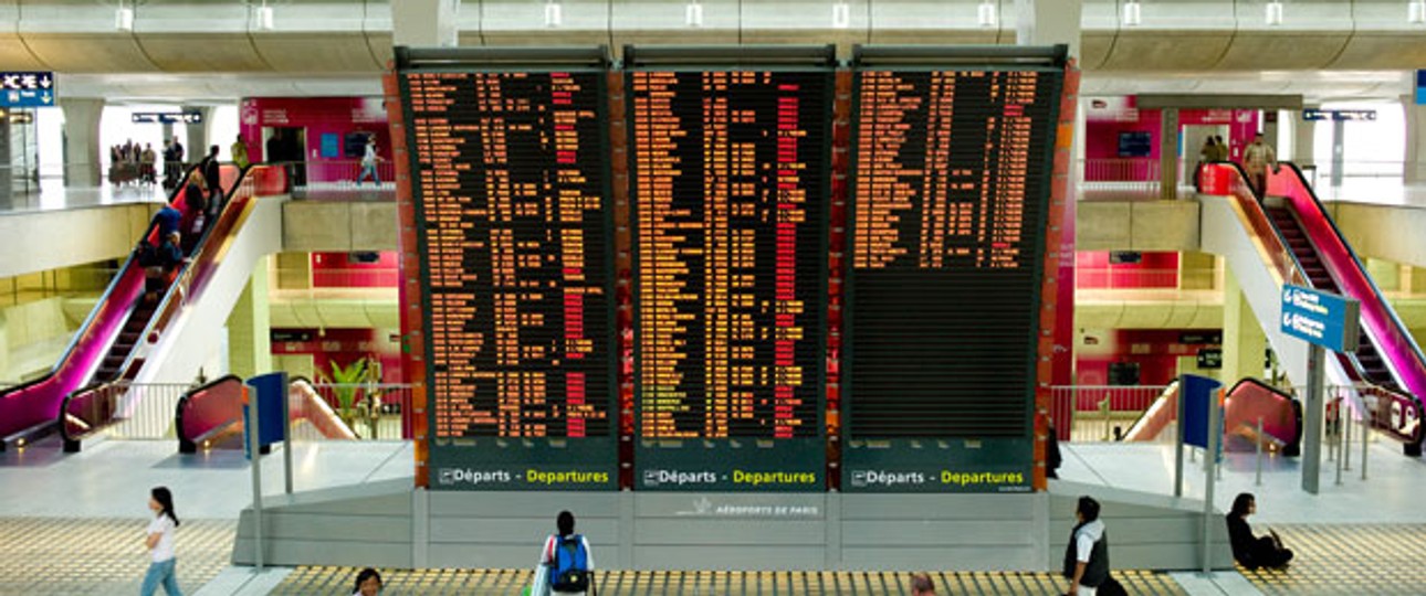 Abflugshalle am Pariser Flughafen Charles De Gaulle: Passagiere fühlen sich bei Verspätungen und Flugausfällen oft ausgeliefert.