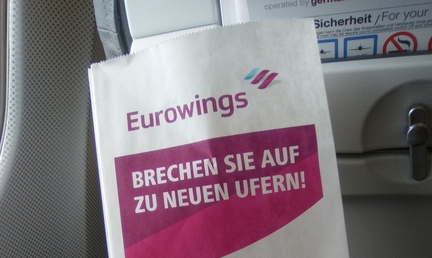 Spucktüte als Marketinggag bei Eurowings: Künftig je Sitzreihe nur noch einmal.