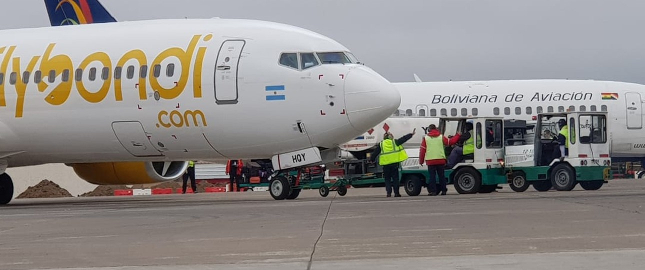 Zwei Gepäckfahrzeuge schieben eine Boeing 737: Eine umstrittene Aktion.