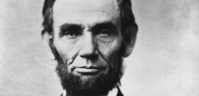 Abraham Lincoln hat kommerzielle Linienflüge nie erlebt. Dennoch wurde ein Flughafen nach ihm benannt: Der Abraham Lincoln Capital Airport in Springfield, Illinois.