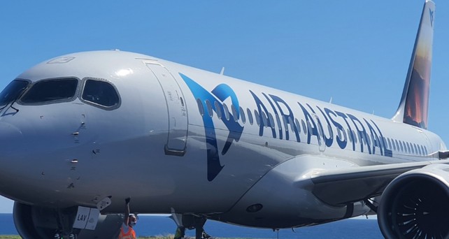 Ein Airbus A220 von Air Austral: Die Triebwerksreparatur gestaltet sich als schwierig.