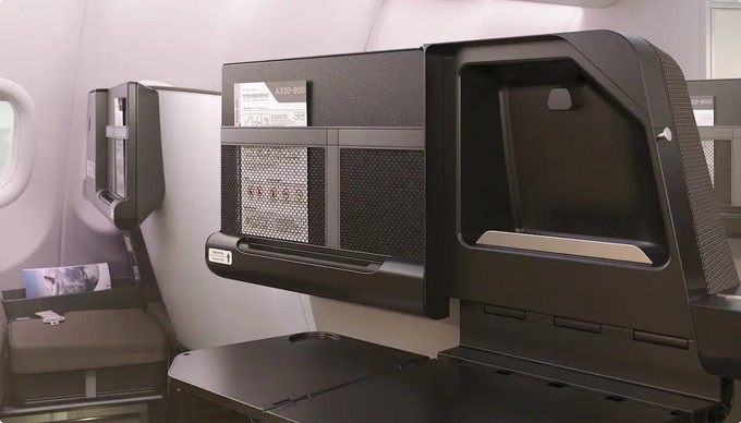 Monitore sucht man vergebens. Trinity Airways setzt darauf, dass Reisende eigene Geräte mitbringen. 