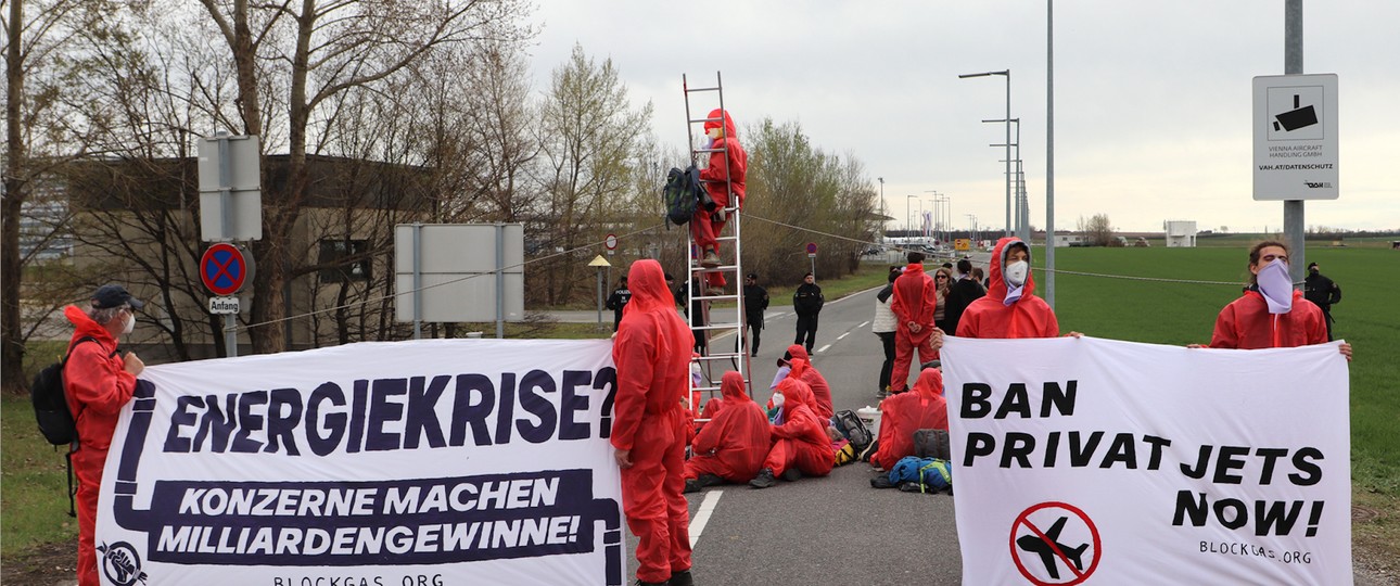 Klebende Aktivist:innen in Wien: Gegen Privatjets.