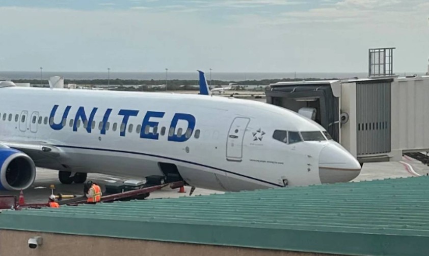 Eine United-Boeing 737 mit einer Nase in der alten Lackierung.