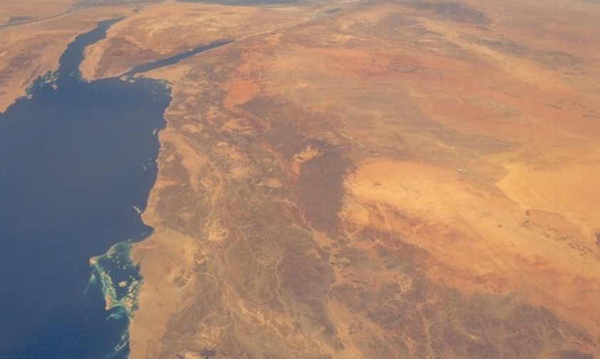 Blick aus dem All auf Saudi-Arabien: Einige Airline von Lufthansa Group fliegen weiter über das Land.