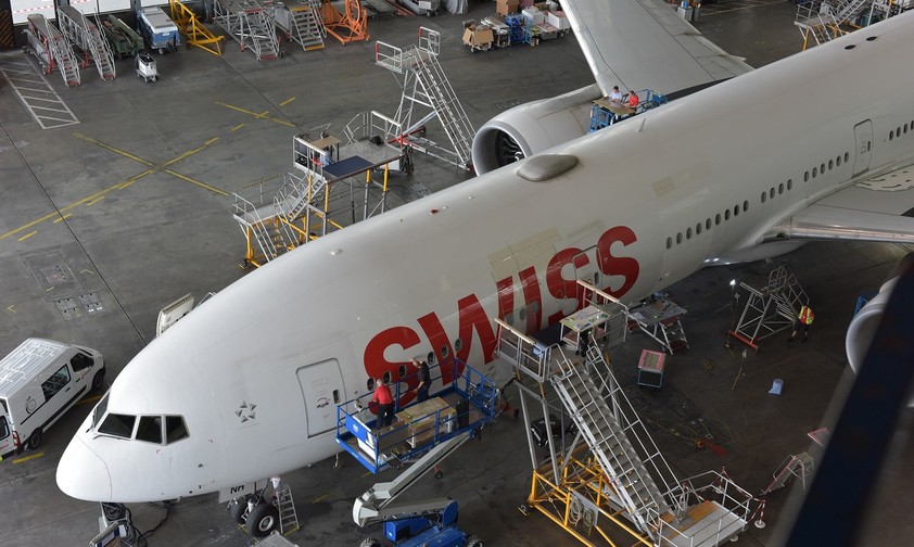 Beklebung der Boeing 777-300 ER von Swiss mit der Aero-Shark-Folie: Insgesamt ...