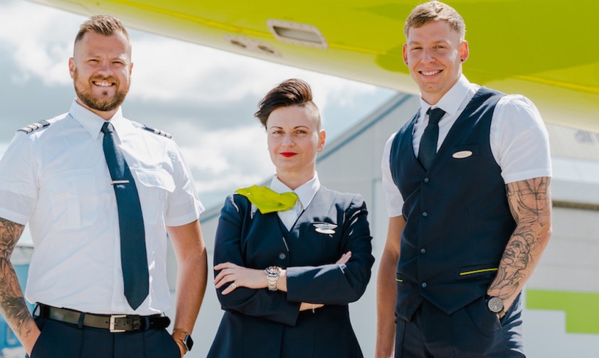 Crew-Mitglieder von Air Baltic: Müssen jetzt nichts mehr verdecken.