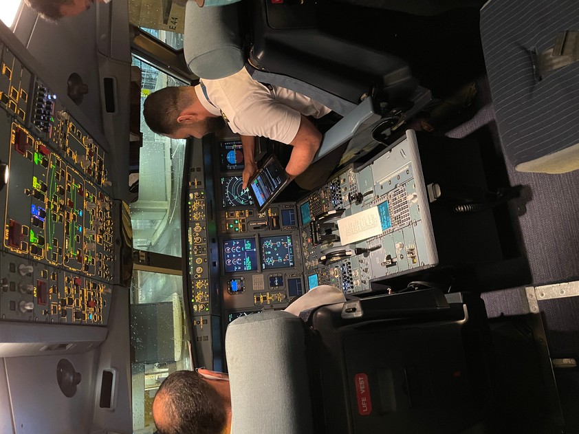 Die Piloten bereiten sich auf den Flug von Zürich nach Muscat vor