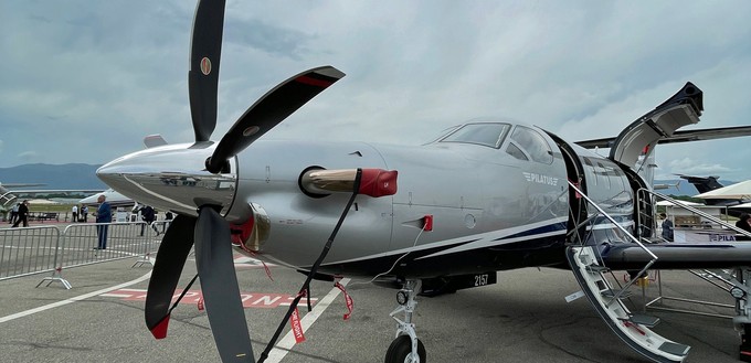 Auch der heimische Flugzeugbauer Pilatus ist mit dem PC-12 (im Bild) und dem PC-24 da.