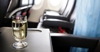 Drink im Flugzeug: Vor Abflug bleibt in den USA dafür weniger Zeit.
