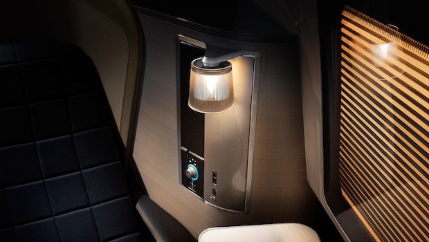 British Airways bietet als erste Airline elektronische Sichtblenden für die beiden Fenster in der First Class. Zudem hat jeder Gast seine eigene Garderobe.