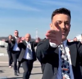 Tanzende Easyjet-Angestellte in Basel: Freude herrscht.