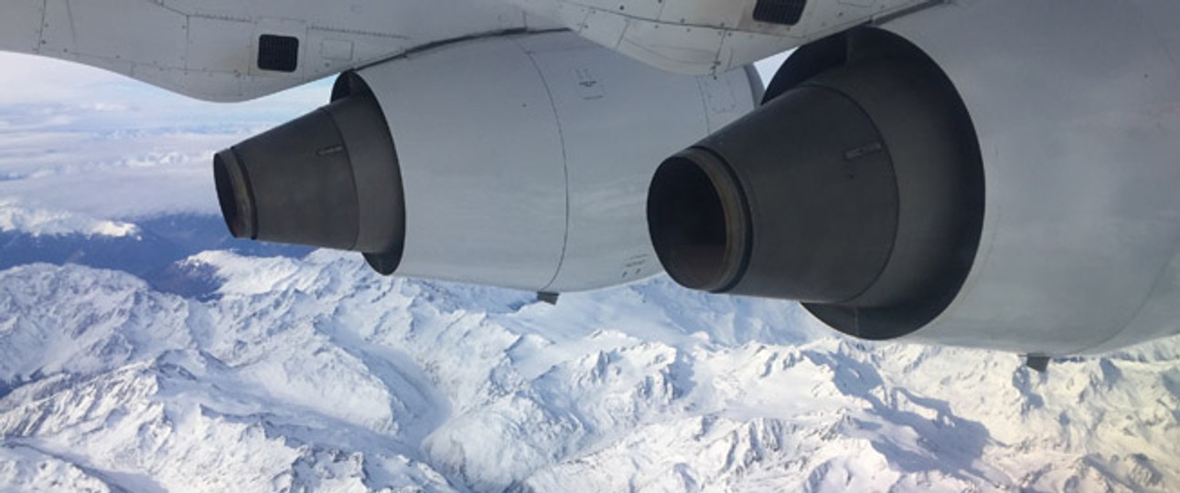 Flug über die Alpen: Mit dem Zug ist man bald schneller von der Nord- in der Südschweiz.