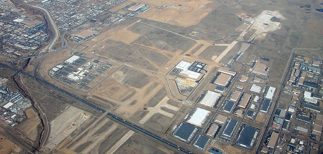 <b>Stapleton International Airport, USA: </b>In der Blütezeit diente der Flughafen von Denver als Hub für Frontier, Continental, United Airlines und TWA, doch diese Zeiten sind vorbei. Der chronisch überlastete Airport wurde durch einen neuen Großflughafen ersetzt. Kurz vor der Schließung wurde hier noch «Stirb Langsam II» gedreht. Heute steht nur noch der verlassene Tower auf dem Gelände.