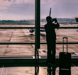 Passagier am Flughafen: Reisende zahlen drauf, wenn es bequemer wird.