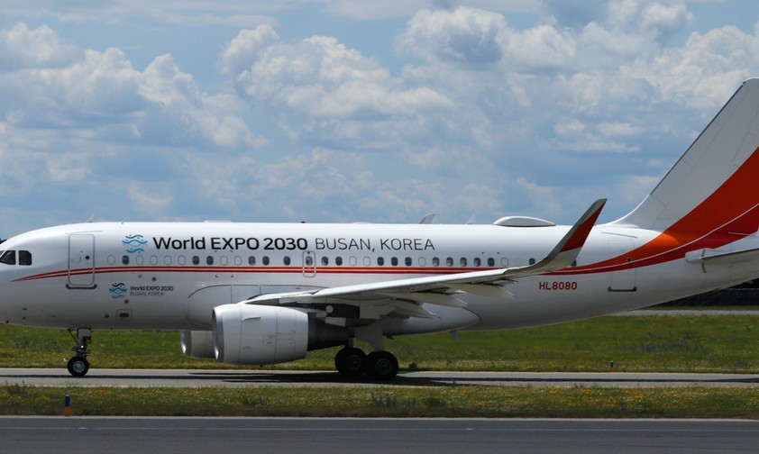 Airbus A319 in der Businessjet-Variante ACJ in Wien: Werbung für die Expo-Bewerbung.