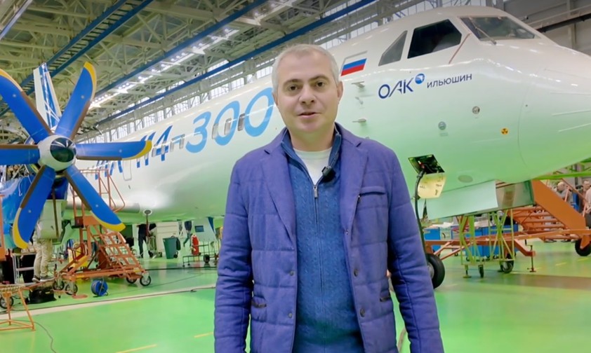 Ilyushin-Chefs Daniil Brenerman vor der Il-114-300: Das erste Flugzeug hat jetzt die Kabinenausstattung bekommen. 
