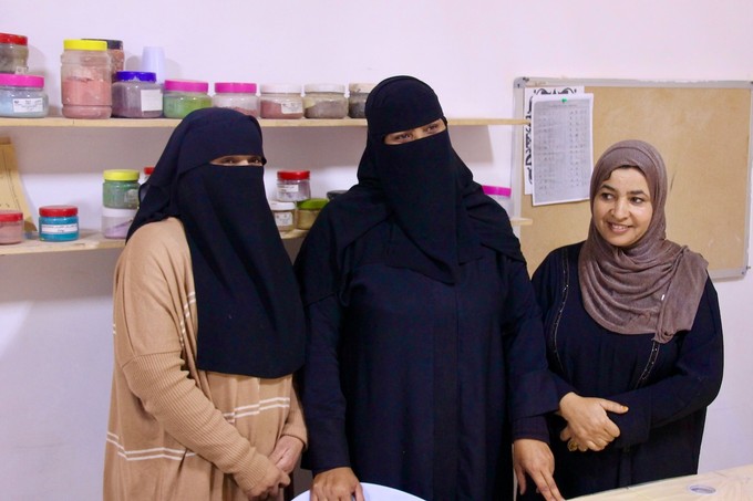 Frauen in der Disi Womens Cooperative nehmen an Selbsthilfeprogrammen teil