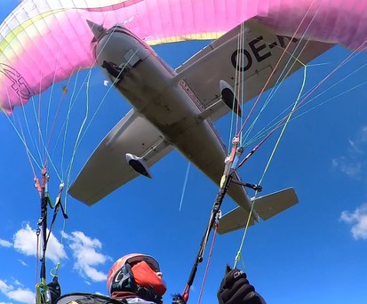 Der Moment vor dem Absturz: Die Cessna kollidiert mit dem Gleitschirm.