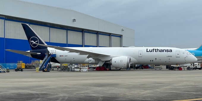 Bilder von Ende 2023 und Anfang 2024: Dreamliner mit der Kennung D-ABPF für Lufthansa bei Boeing in South Carolina.